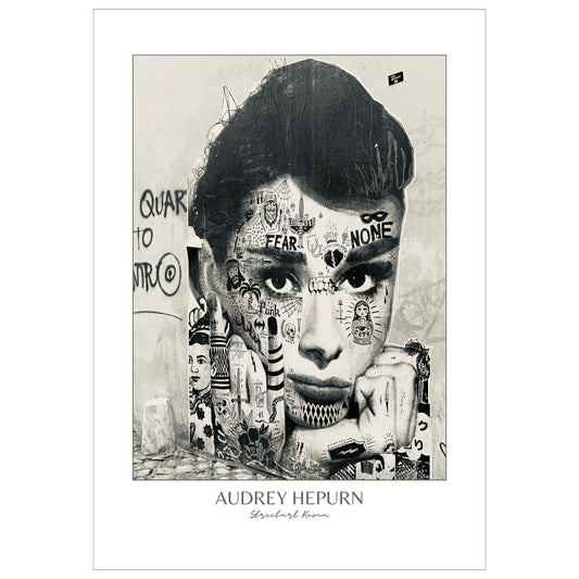 La deg bli transportert til den pulserende gatemiljøet i Roma med "Audrey Hepburn" plakat. Dette paste up kunstverket, inspirert av den ikoniske skuespilleren, gir en smakebit av den unike gatekunsten som preger byen.