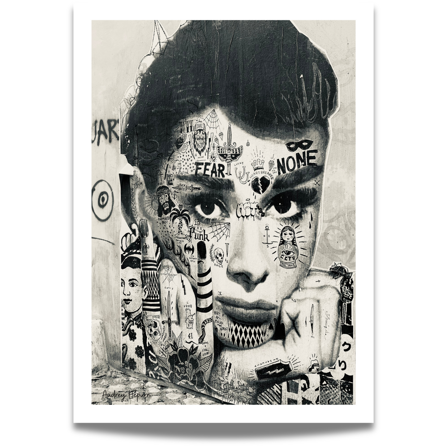 Motivet viser en monokrom paste up plakat av "Audrey Hepburn".