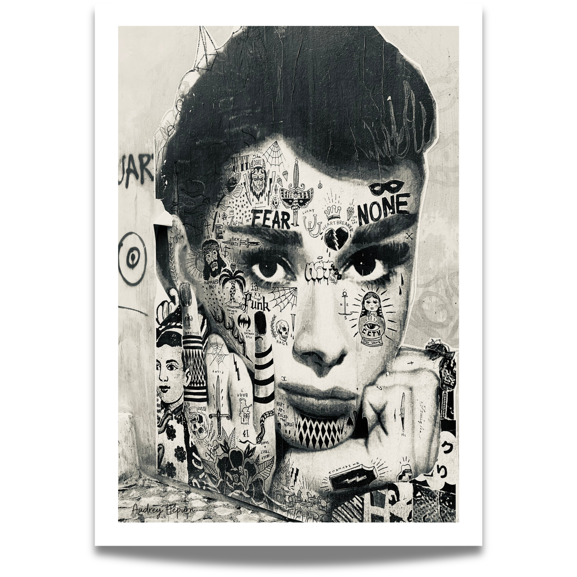 Motivet viser en monokrom paste up plakat av "Audrey Hepburn".