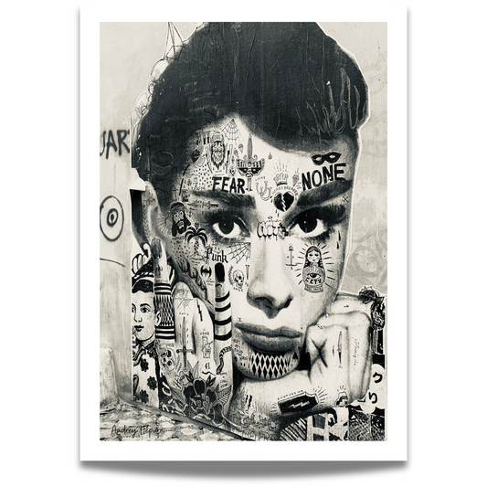 Motivet viser en monokrom paste up plakat av "Audrey Hepburn".