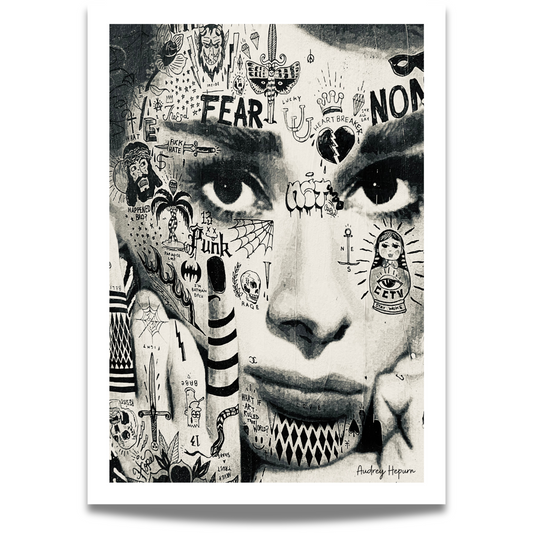 Motivet viser en monokrom paste up plakat av "Audrey Hepburn".