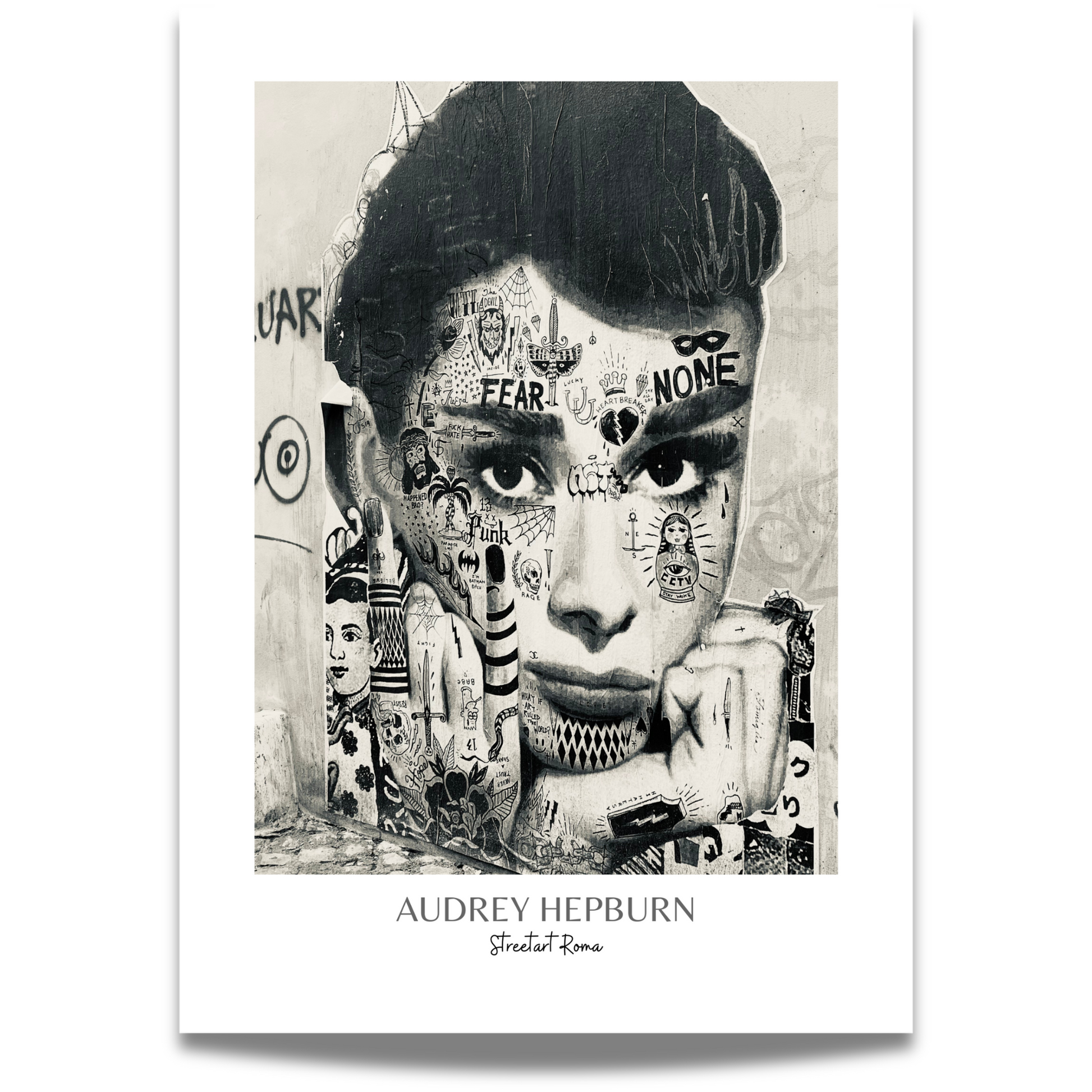 Illustrasjonen viser en monokrom paste up plakat av "Audrey Hepburn".