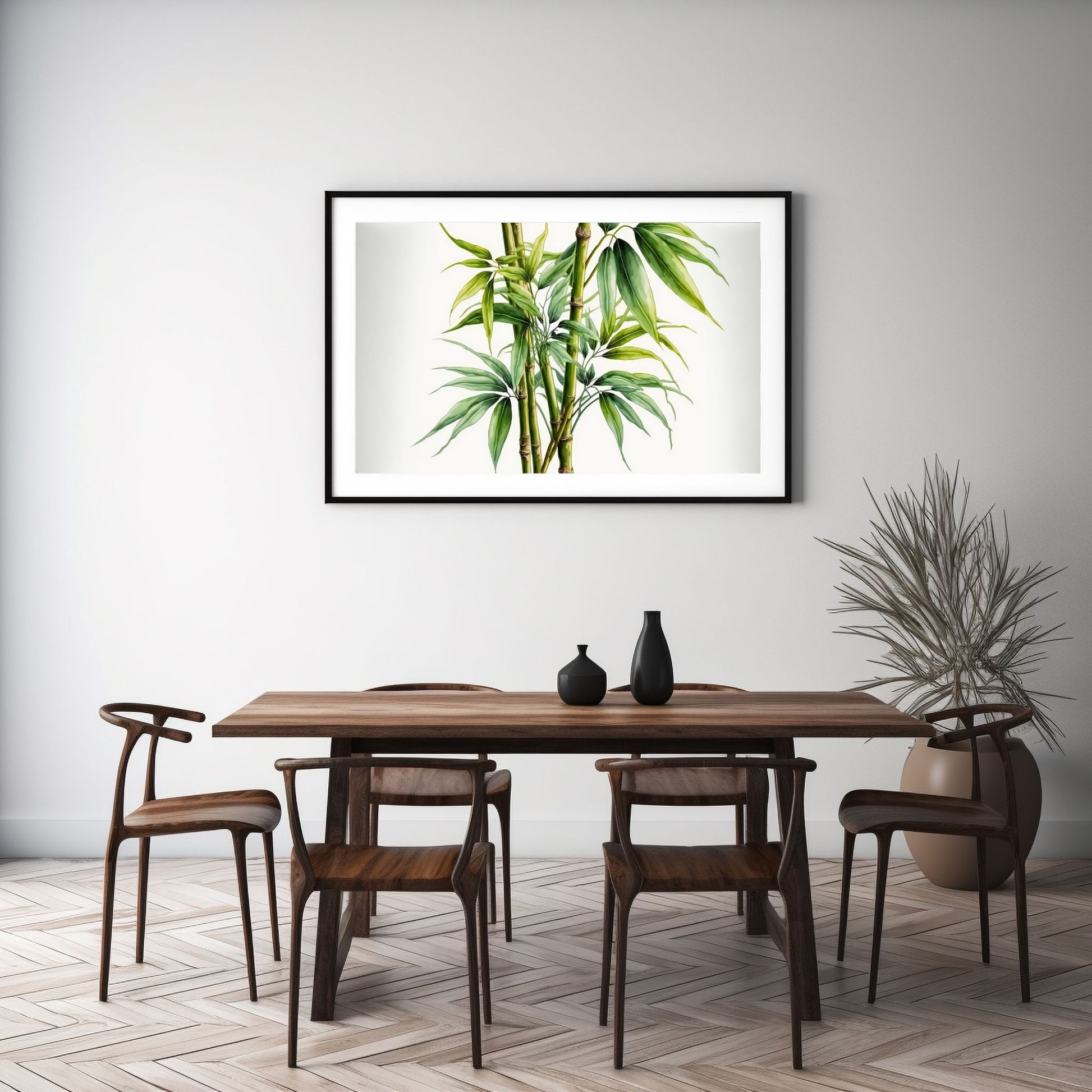 Grafisk akvarell av bambus kvister i grønne nyanser på grå og hvit bakgrunn. Illustrasjonsfoto viser motivet som plakat i sort ramme på en vegg over et spisebord.