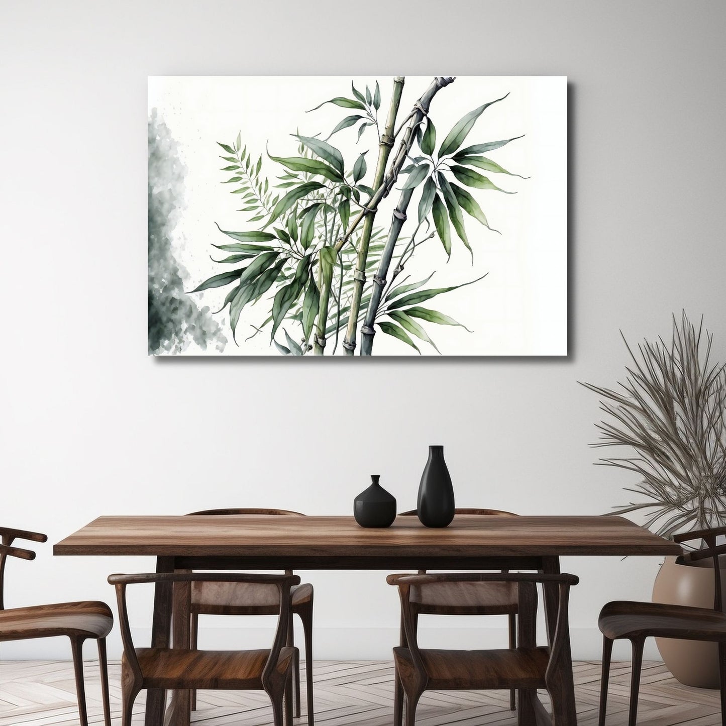 Grafisk akvarell av bambus kvister i grønne nyanser på grå og hvit bakgrunn. Illustrasjonsfoto viser motivet på lerret på en vegg over et spisebord.