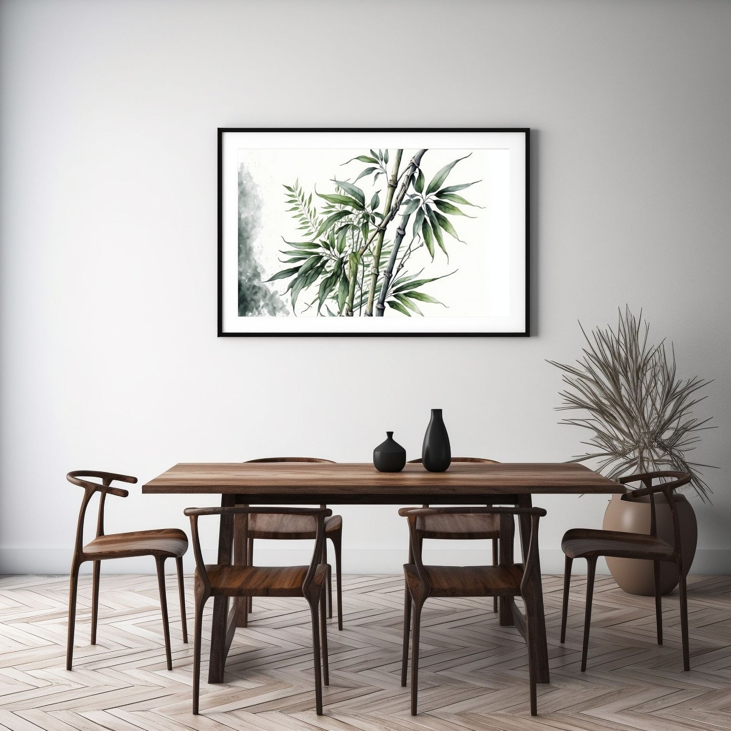 Grafisk akvarell av bambus kvister i grønne nyanser på grå og hvit bakgrunn. Illustrasjonsfoto viser motivet som plakat i sort ramme på en vegg over et spisebord.