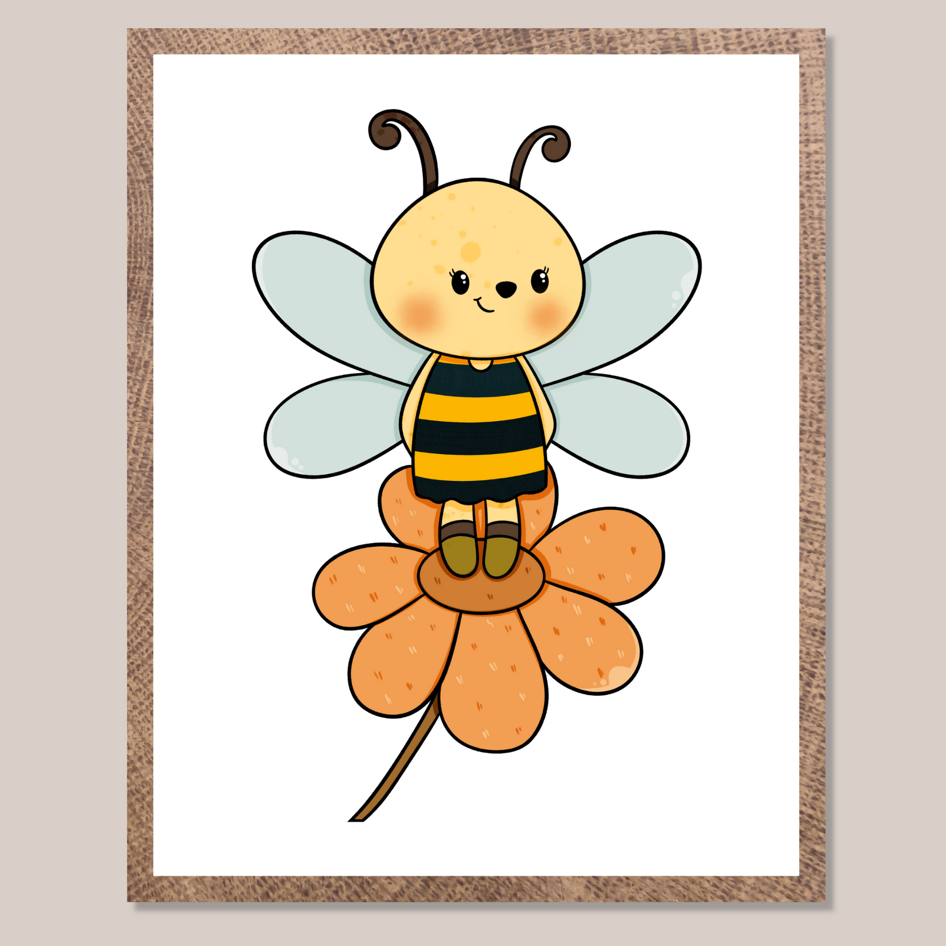 Grafisk motiv som illustrerer en bie-jente som sitter på en rosa blomst. Bien har lyse blå vinger, og har på en kjole med svarte og gule tverr striper.