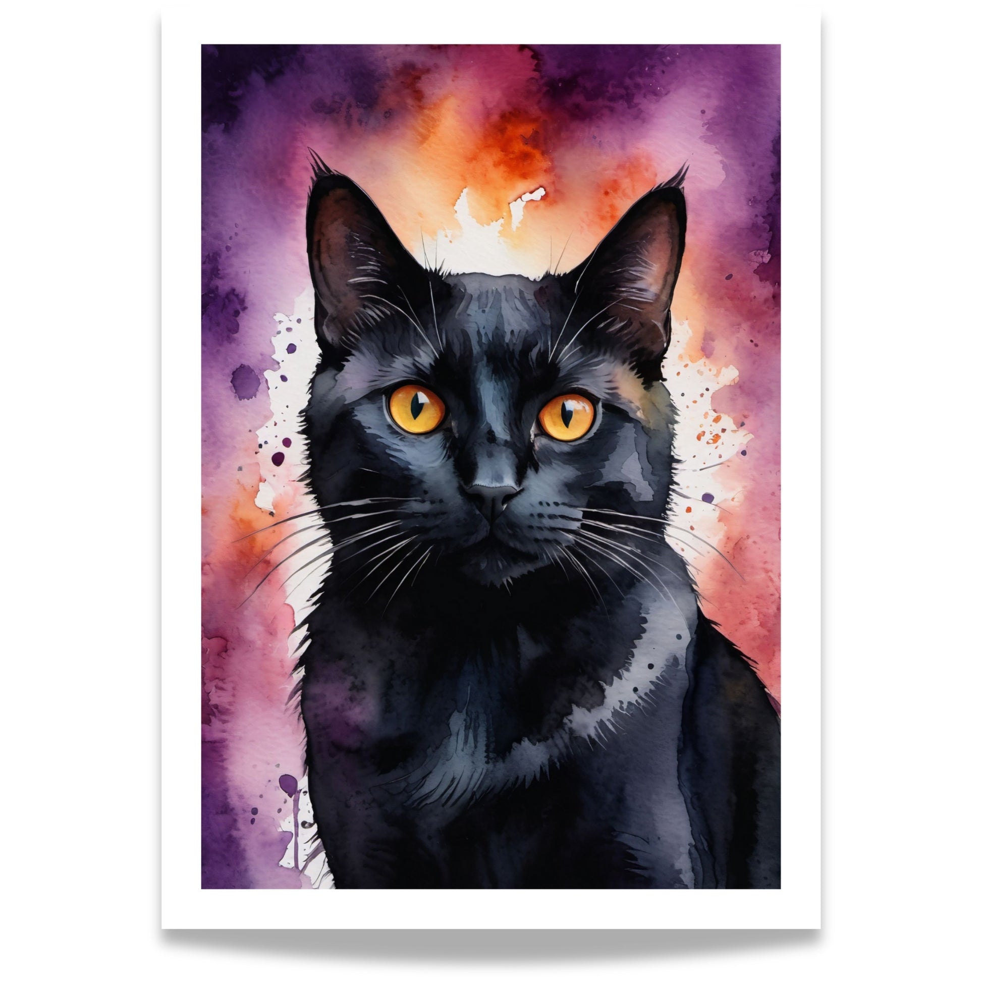 “Black Cat Charm” viser en vakker svart katt med ravgule øyne mot en bakgrunn av lilla og oransje akvarell. 