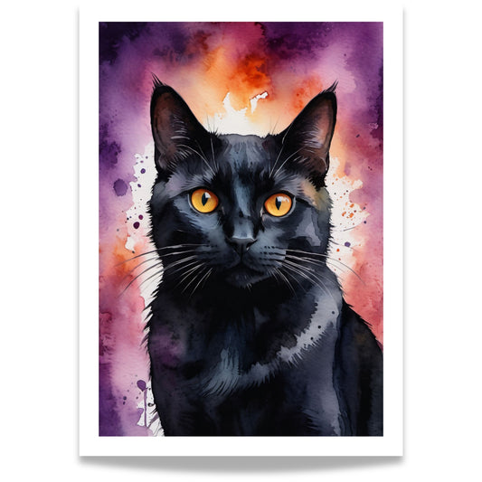 “Black Cat Charm” viser en vakker svart katt med ravgule øyne mot en bakgrunn av lilla og oransje akvarell. 