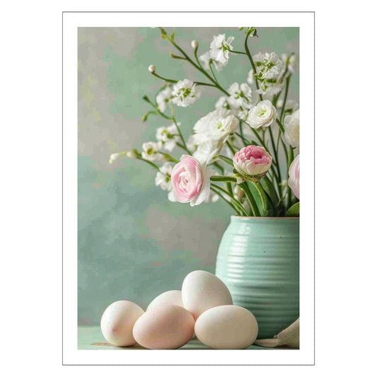 turkis vase fylt med delikate hvite og rosa blomster, perfekt supplert av flere hvite og rosa påskeegg som ligger ved siden av. 