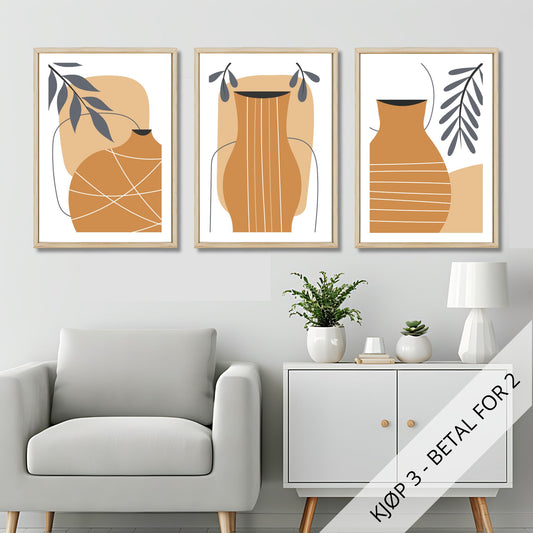 Dette settet med tre unike motiver er inspirert av minimalistisk design, der varme jordtoner og myke organiske former kombineres for å skape en rolig og innbydende atmosfære. Illustrasjonsfoto viser motivene som plakat i lys ramme.