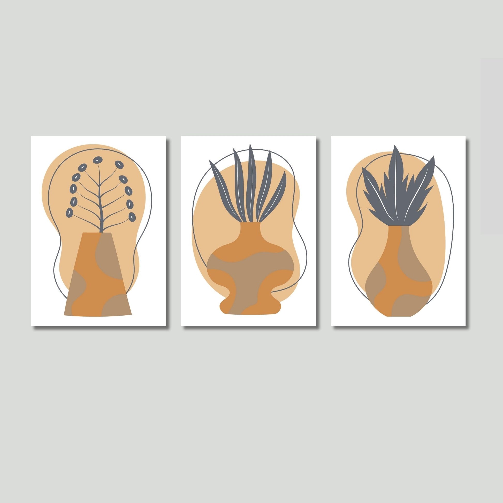 Denne kunstneriske serien består av tre minimalistiske motiver som kombinerer organiske former og myke jordtoner. Illustrasjonsfoto viser motivene på lerret.
