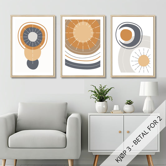 Skap et harmonisk og stilig uttrykk i hjemmet ditt med denne tredelte plakatserien, Boho Wall Art. Motivet kombinerer organiske former med sol-inspirerte sirkler og nøytrale jordfarger som beige, grått og oker. Illustrasjonsfoto viser motivene som plakater i lyse rammer.
