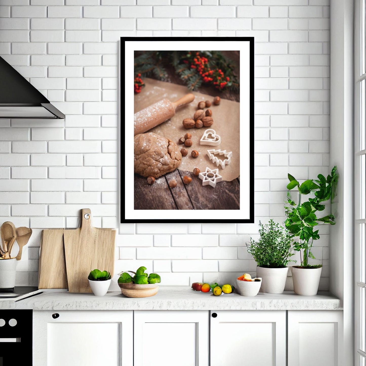 Plakat med dekorativt førjulsmotiv, julebakst med pepperkakedeig. Illustrasjonen viser plakaten i sort ramme som henger på en vegg over en kjøkkenbenk.