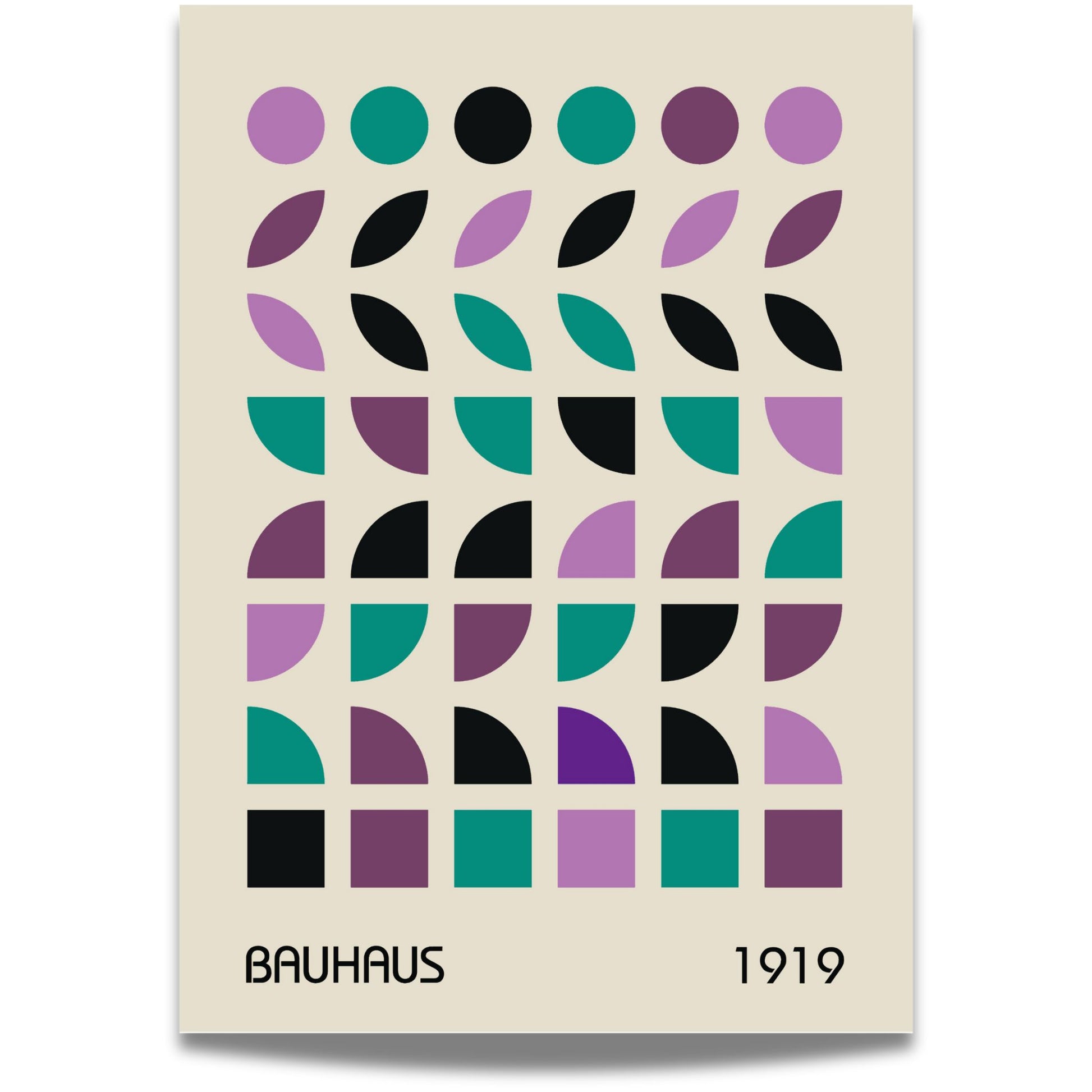 Denne geometriske Bauhaus-inspirerte plakaten kombinerer abstrakte former, rene linjer og en balansert fargepalett i lilla, grønt og svart for å skape en tidløs og elegant veggdekorasjon. 