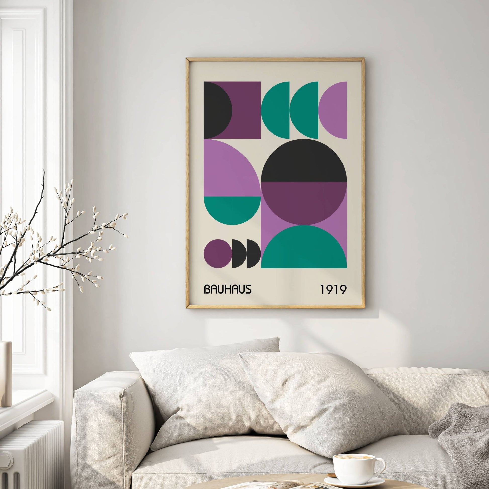 Denne geometriske Bauhaus-inspirerte plakaten kombinerer abstrakte former, rene linjer og en balansert fargepalett i lilla, grønt og svart for å skape en tidløs og elegant veggdekorasjon. Illustrasjon viser plakat i eik ramme.