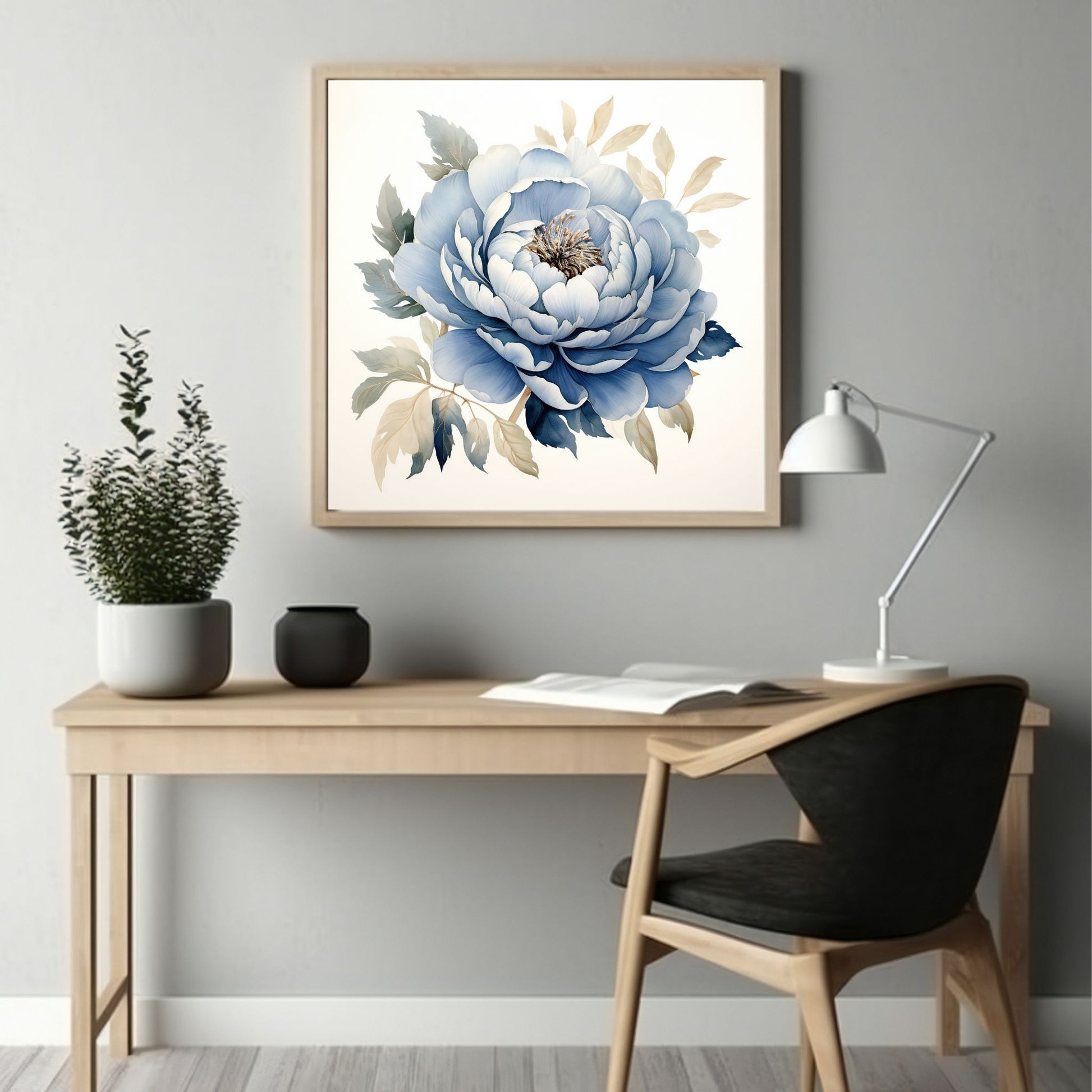 Grafisk motiv av blå rose med beige bladverk. Miljøbilde av motivet som henger i eikeramme over et skrivebord.