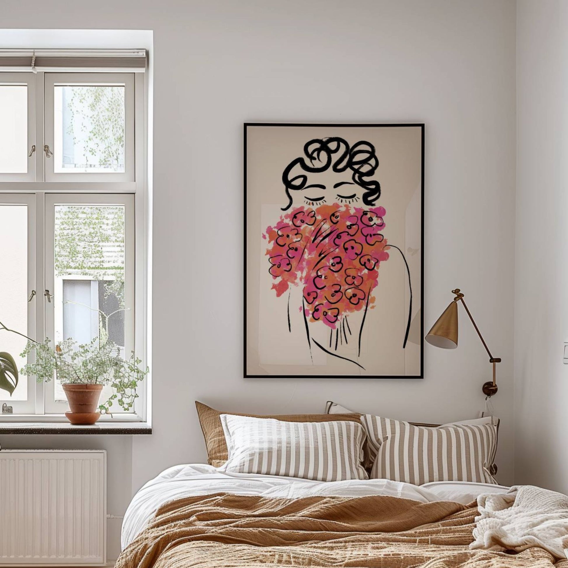 Dette håndtegnede portrettet i sort linjearbeid kombineres med friske blomster i rosa, oransje og røde nyanser, og gir et feminint og poetisk uttrykk. Illustrasjon viser plakat uten kantlinje i sort ramme.