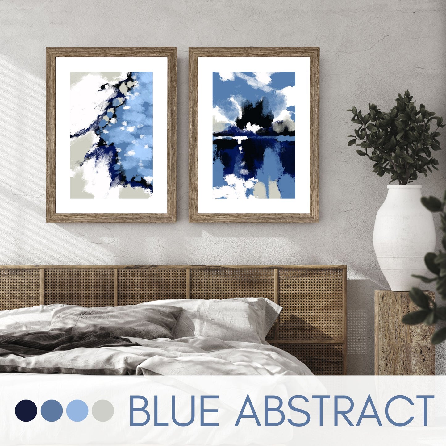 Blue Abstract No1 er en grafisk plakat med et motiv i blåfarger med innslag av hvit og beige. Plakaten har en bred hvit kant som gir bildet dybde og fremhever motivet. Illustrasjon viser Blue Abstrakt No1 og 2 i ramme i eik på en vegg over en seng. 