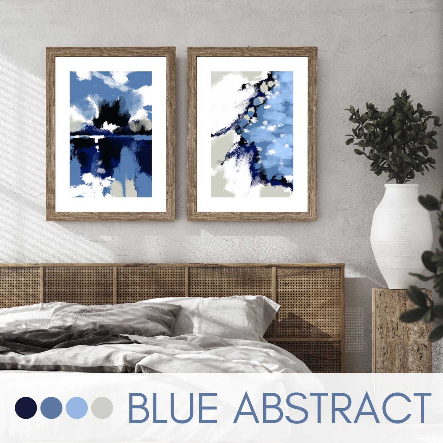 Blue Abstract No1 er en grafisk plakat med et motiv i blåfarger med innslag av hvit og beige. Plakaten har en bred hvit kant som gir bildet dybde og fremhever motivet. Illustrasjon viser Blue Abstrakt No1 og 2 i ramme i eik på en vegg over en seng. 