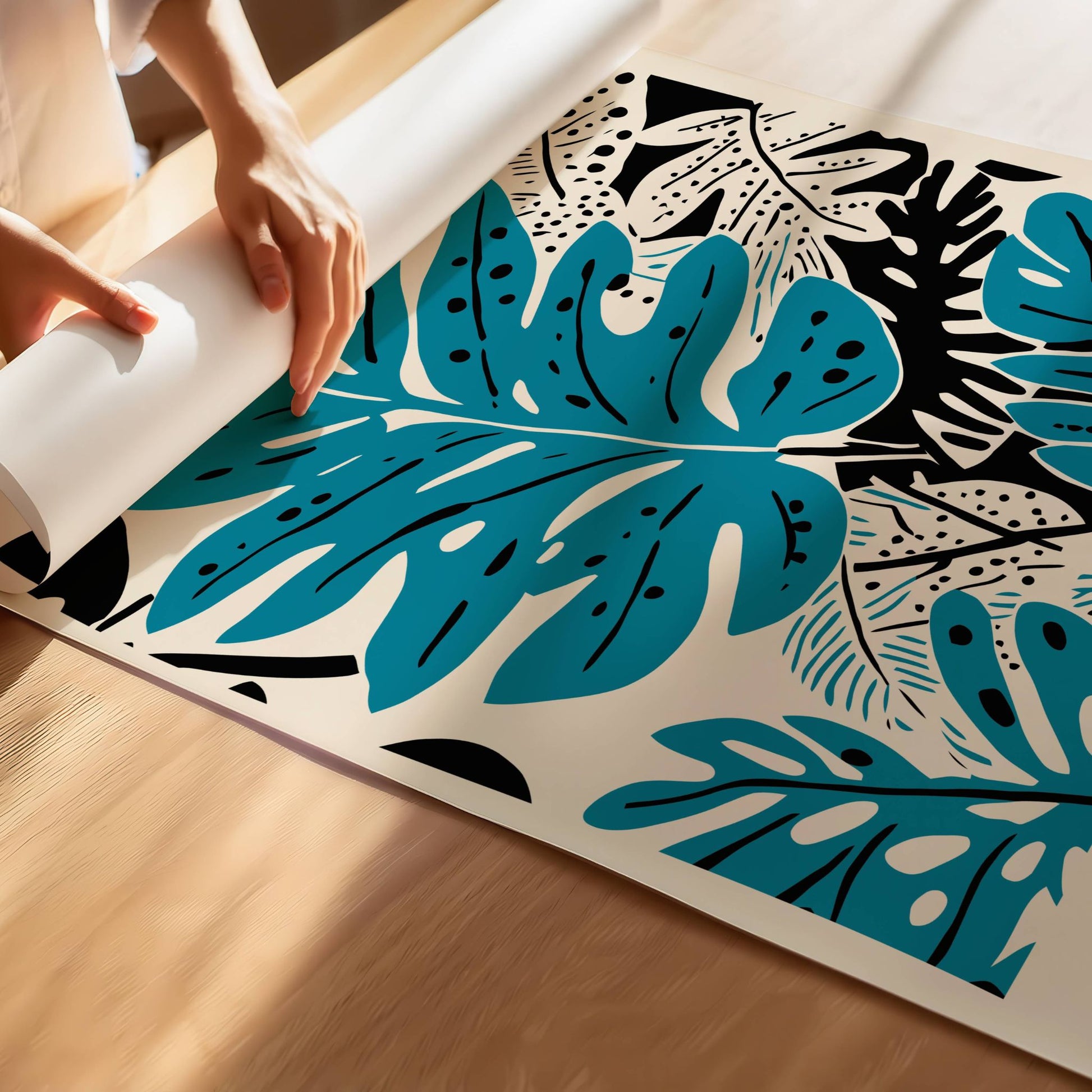Blue Tropica bringer jungelstemning til moderne vegger med sine grafiske blå blader og sorte detaljer. Illustrasjon viser plakat med smal kant på print.