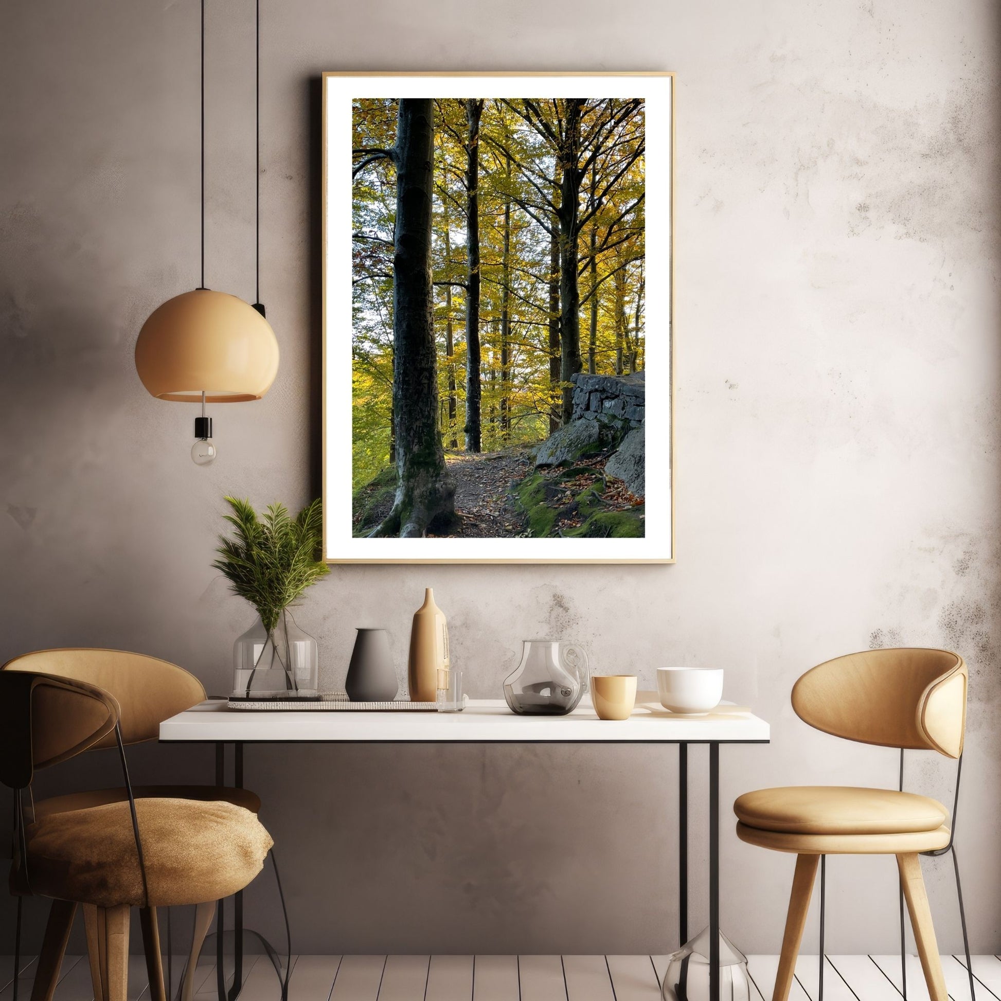 Nydelig plakatmotiv av en bøkeskog i høstfarger. Miljøbilde viser plakaten som henger på en vegg i eikeramme.