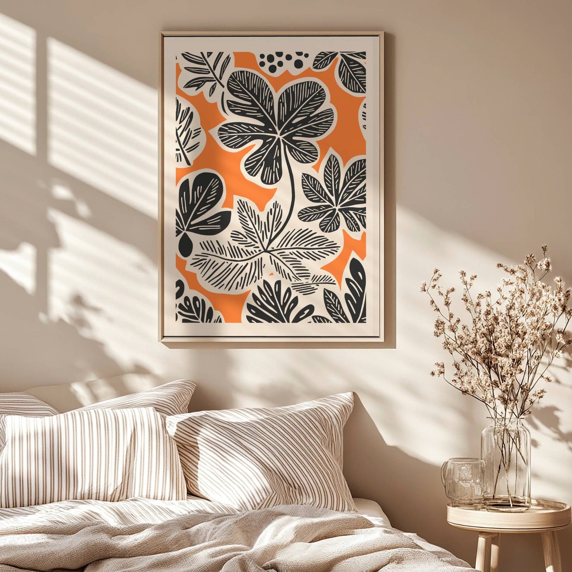 Bold Botanica kombinerer kraftige, svarte bladformer med en varm oransje bakgrunn i retroinspirert design. Illustrasjon viser motiv med smal kant i eik ramme.