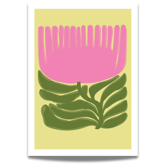 Bold botanic No1 er et stilisert botanisk motiv med en stor, lys rosa blomst som strekker seg utover som en solfane. Bladverket under er malt i dype grønntoner og gir et mykt, bølgende uttrykk mot den lysegule bakgrunnen.