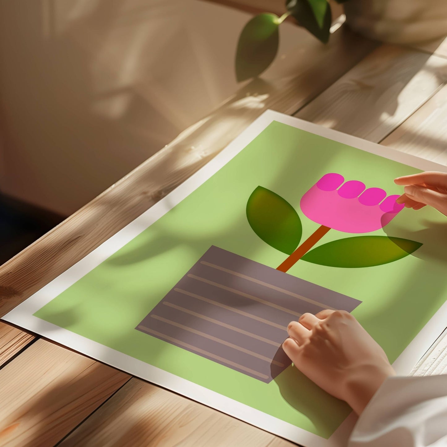 Bold Botanical No12 er en stilisert rosa blomst i to nyanser vokser opp fra en grå blomsterpotte med horisontale striper. Med dypgrønne blader og myk grønn bakgrunn stråler motivet av leken enkelhet og moderne sjarm. Illustrasjon viser plakat på print.
