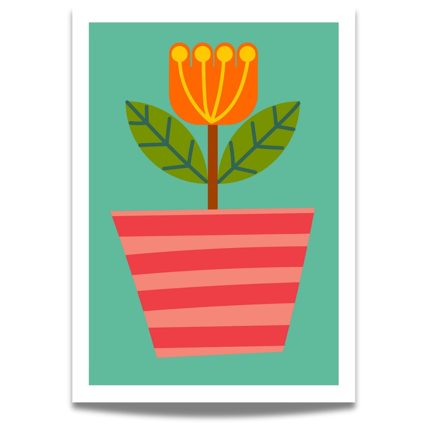 Bold Botanical No13 Er en oransje blomst med gule støvbærere strekker seg opp fra en rød- og rosestripet potte. To grønne blader med mørke årenett utfolder seg mot en turkis bakgrunn, og gir motivet et friskt og energisk uttrykk.