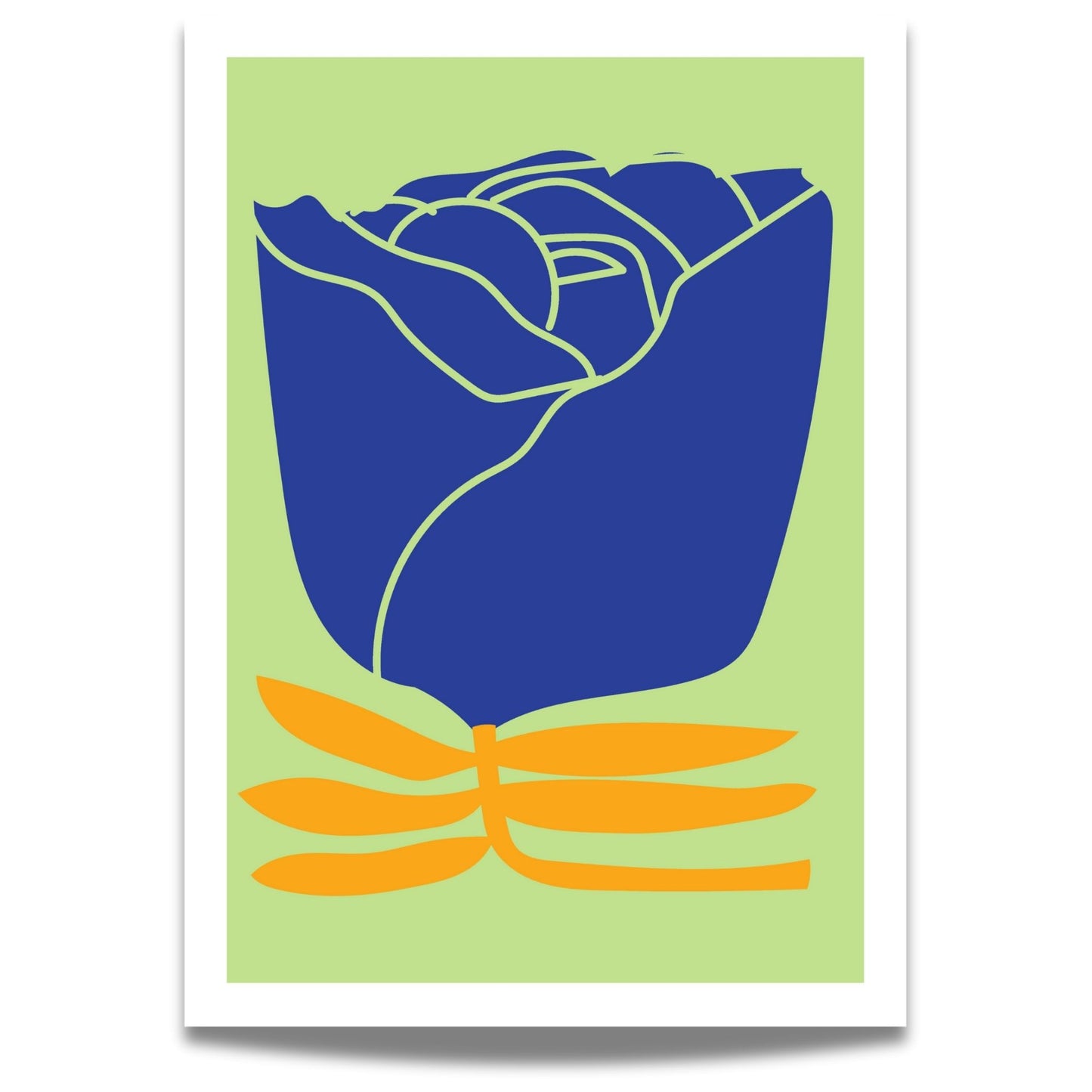 Bold Botanical No3 er et grafisk blomstermotiv med en dyp kongeblå rose i full knopp, fremhevet med lyse konturlinjer. Den står stødig på et sett stiliserte, oransje bladformer som gir motivet en balansert og moderne kontrast mot den sarte, grønne bakgrunnen.