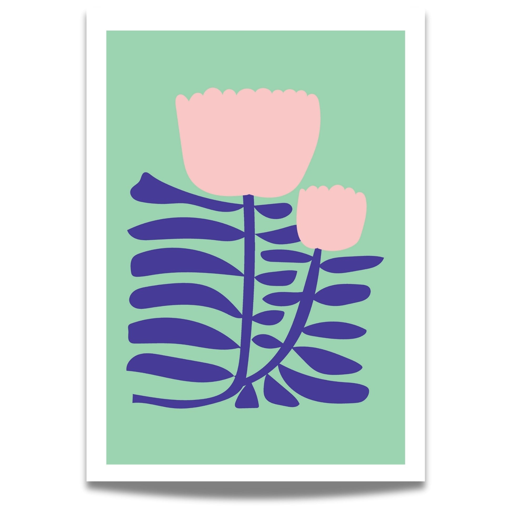 Bold Botanical No4 viser to lyserosa blomster strekker seg opp fra dype, blåfiolette blader i et stilisert og rytmisk uttrykk. Den mintgrønne bakgrunnen skaper en myk kontrast som løfter frem motivets delikate, men grafisk tydelige formspråk. 