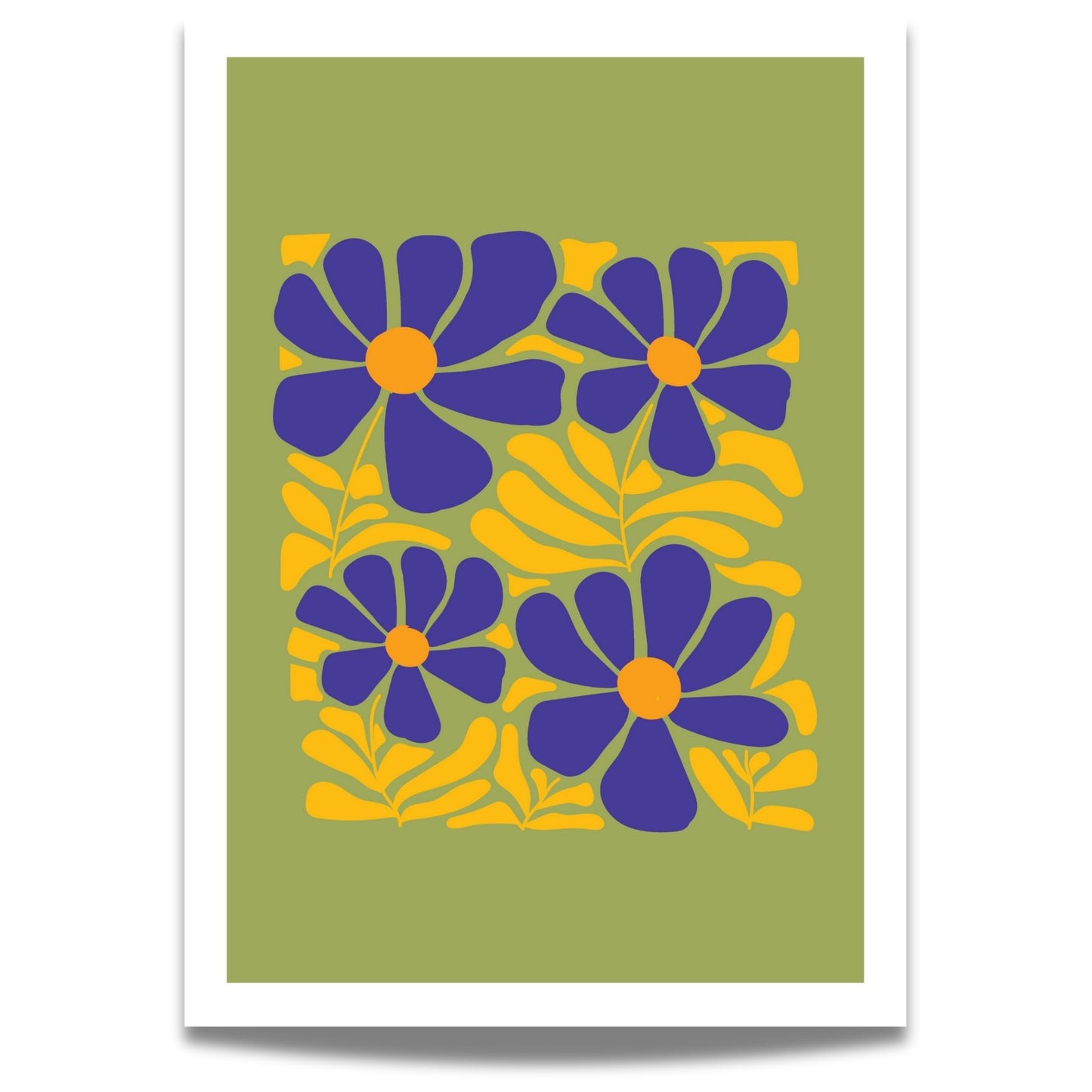 Bold Botanical No6&nbsp;viser fre store blomster i dyp lilla med solgule sentre er omgitt av dekorative blader i samme varme gulfarge. Alt er satt mot en olivengrønn bakgrunn som fremhever det sterke fargespillet.