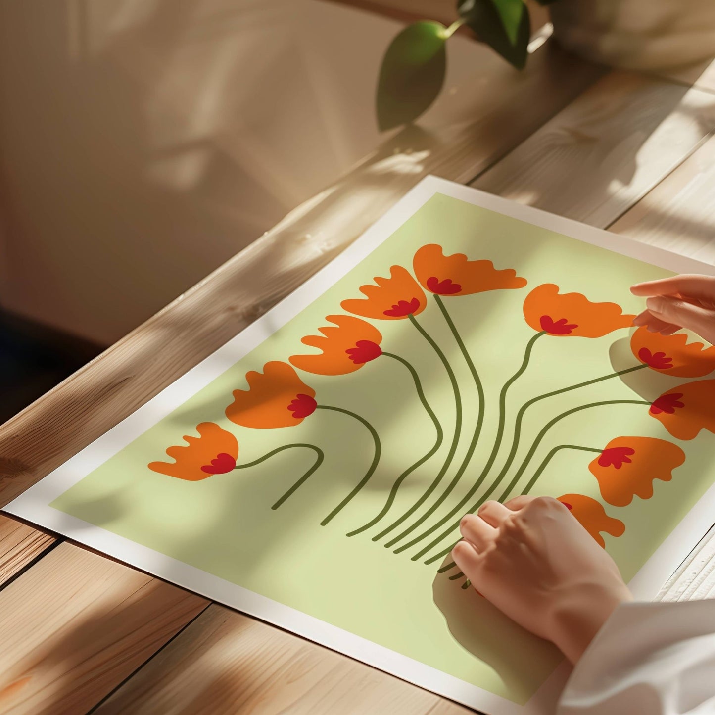 Bold Botanical No9 viser elleve oransje blomster med røde sentrum danser som en ramme rundt motivets myke midte. Lange, buede stilker skaper en følelse av bevegelse og rytme, mens den lyse bakgrunnen gir hele uttrykket en lett og leken atmosfære. Illustrasjon viser plakat på print.