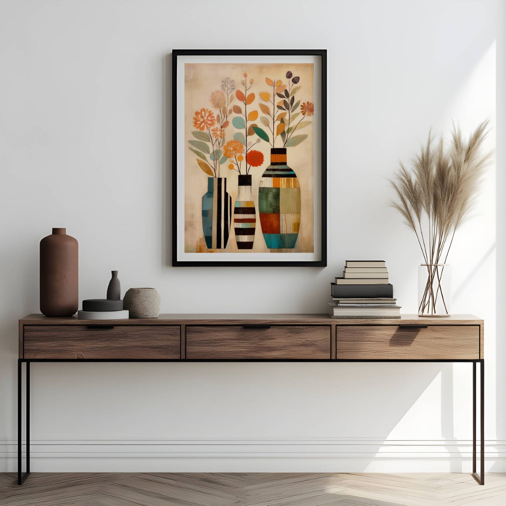 Et fargerikt og stilisert motiv av blomster i vaser. De varme jordtonene, kombinert med livlige blå og oransje detaljer, skaper en harmonisk balanse. Illustrasjon viser motivet som plakat i sort ramme.