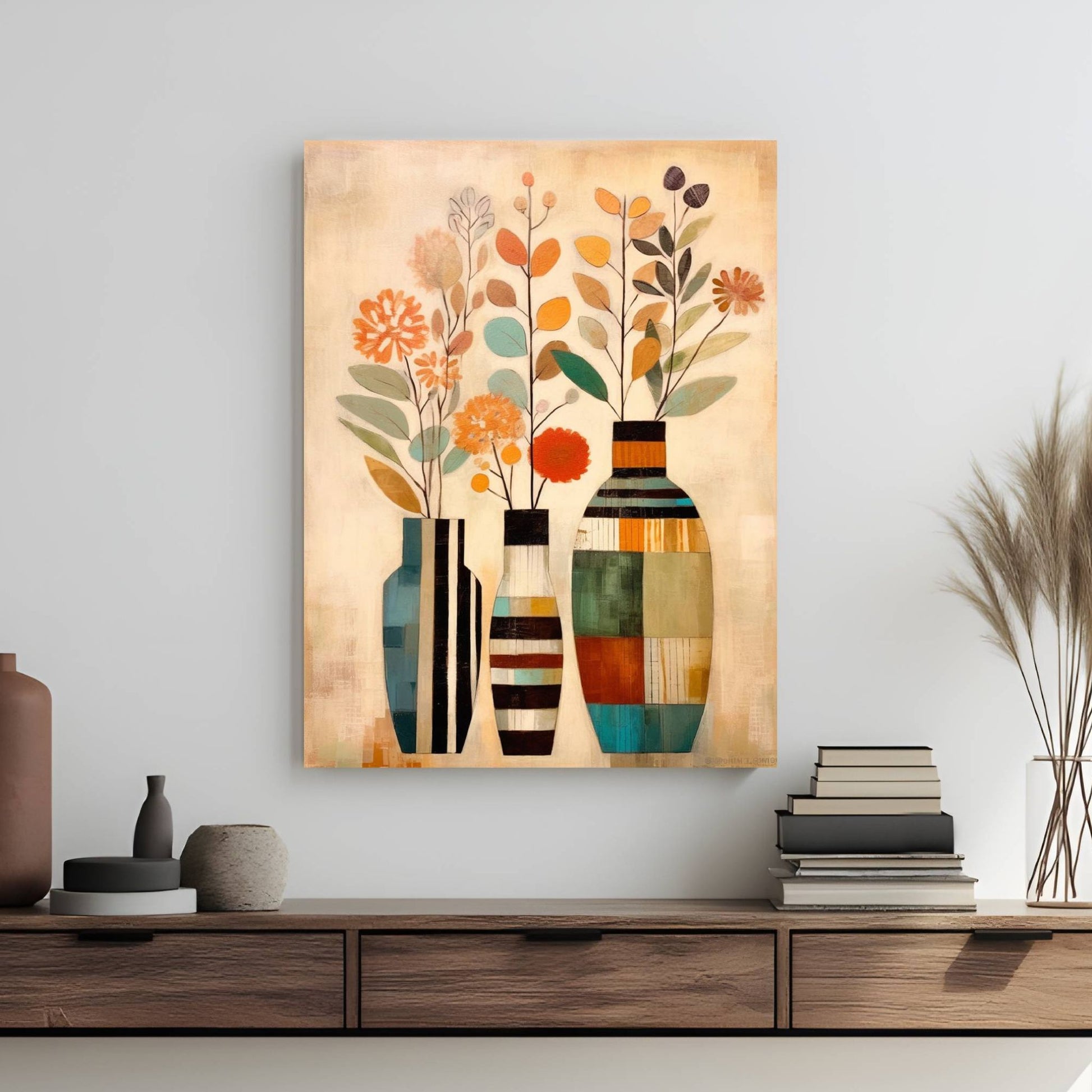 Et fargerikt og stilisert motiv av blomster i vaser. De varme jordtonene, kombinert med livlige blå og oransje detaljer, skaper en harmonisk balanse. Illustrasjon viser motivet på lerret.