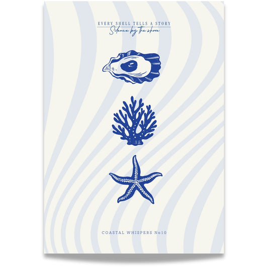 Coastal Whispers No10 – Plakat
Tre maritime elementer – konkylie, korall og sjøstjerne – på bølgete, stripet bakgrunn. Et stilleben av havets små skatter i delikat komposisjon. 