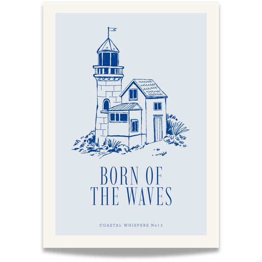 Coastal Whispers No13 – Plakat
Et detaljert motiv av et sjarmerende fyrtårn og hus i klassisk blått, med teksten Born of the waves. Et nostalgisk kystmotiv med arkitektonisk sjarm. 