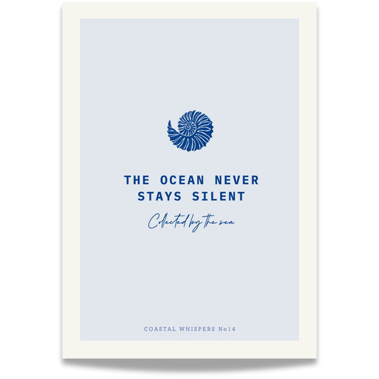 Coastal Whispers No14 – Plakat
En enkel blå konkylie med teksten The ocean never stays silent. Et poetisk og stilrent motiv som passer i både moderne og maritime hjem. Illustrasjon viser plakat i eik ramme.