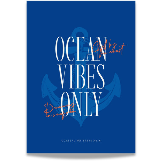 Coastal Whispers No16 – Plakat
Sterkt maritimt uttrykk med anker i bakgrunnen og teksten Ocean vibes only. En plakat med moderne typografi og tydelig strandattitude.  