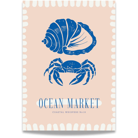 Coastal Whispers No18 – Plakat
Et lekent sjømatmotiv med skjell og krabbe, rammet inn av grafiske former og teksten Ocean Market. Perfekt for kjøkken eller sommerhytte.  