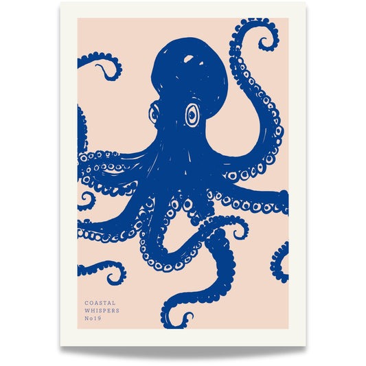 Coastal Whispers No19 – Plakat
En iøynefallende blekksprut illustrert i blått mot dus fersken. Et livlig og maritimt motiv med karakter og særpreg.  