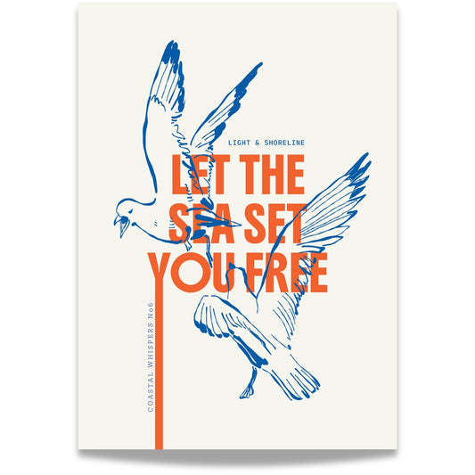 Coastal Whispers No6 – Plakat. En flyvende måke med teksten Let the sea set you free i korall og blått. Frihetsfølelse og havinspirert bevegelse i ett og samme uttrykk. 