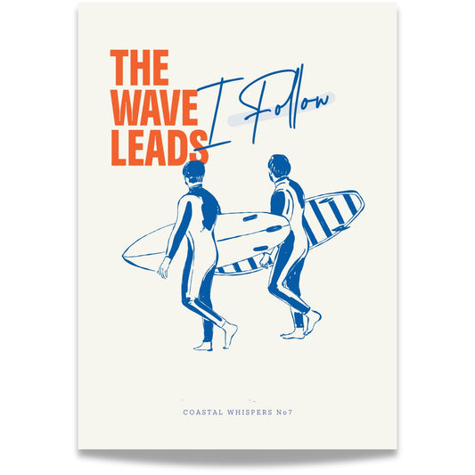 Coastal Whispers No7 – Plakat
To surfere med teksten The wave leads I follow. Et stilisert motiv som formidler frihet, eventyrlyst og bølgens rytme. 