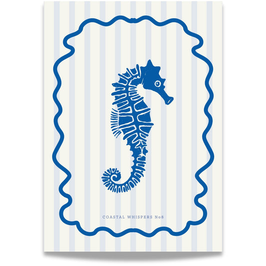 Coastal Whispers No8 – Plakat
Et blått sjøhestmotiv mot stripete bakgrunn, innrammet med bølgende linjer. Et lekent og dekorativt kystmotiv med vintage touch. Illustrasjon viser plakat i eik ramme.