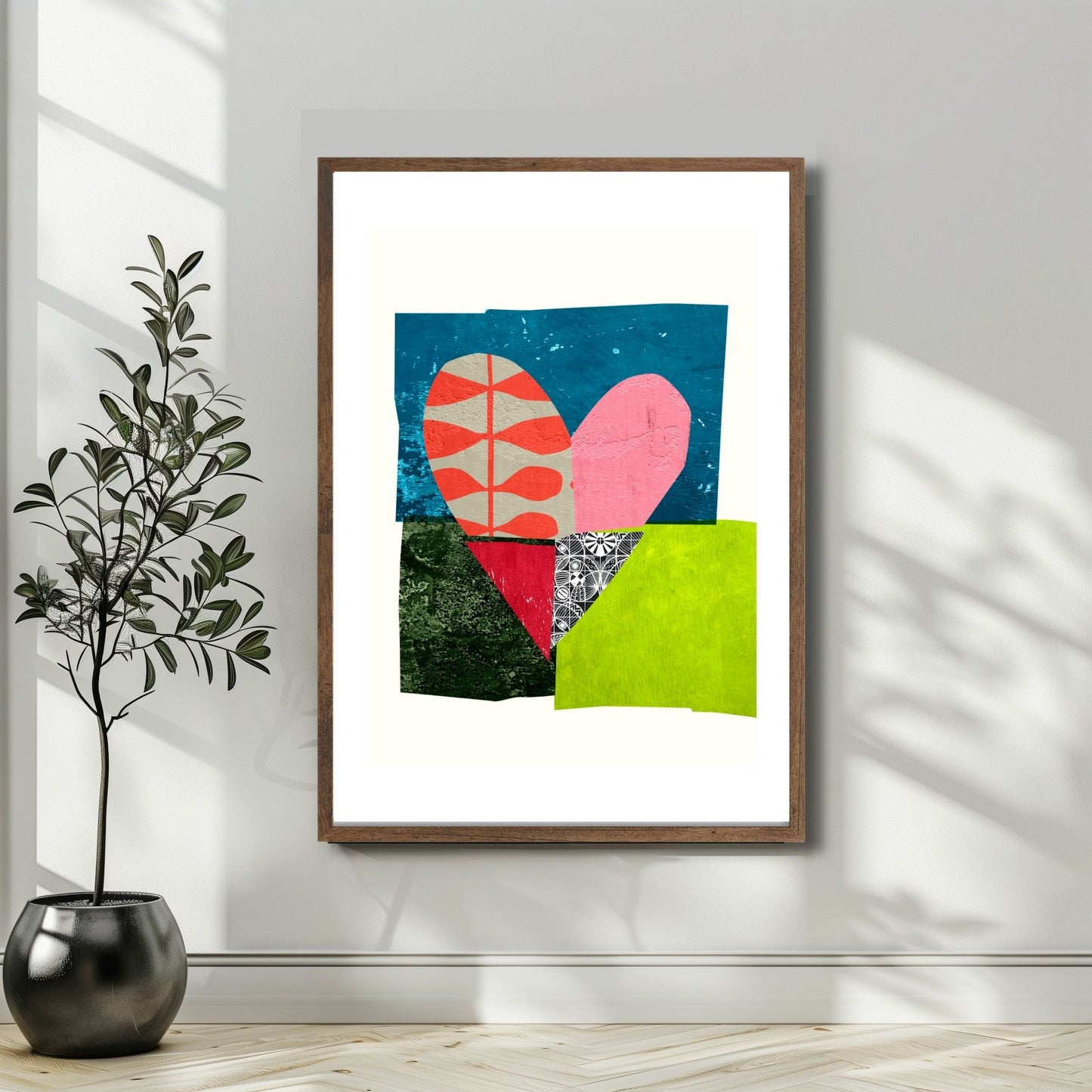 Colorful Heart Collage, en abstrakt plakat som kombinerer levende fargetoner og dristige former i et unikt hjerte-design. Illustrasjon viser plakat i en mørk ramme.