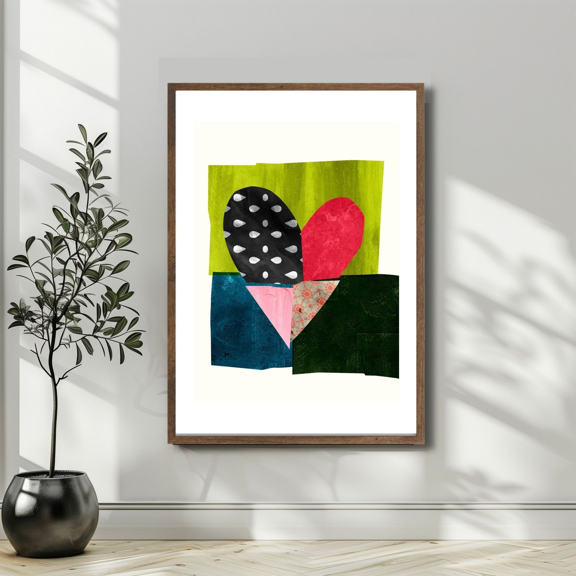 Colorful Heart Collage, en abstrakt plakat som kombinerer levende fargetoner og dristige former i et unikt hjerte-design. Illustrasjon viser plakat i en mørk ramme.