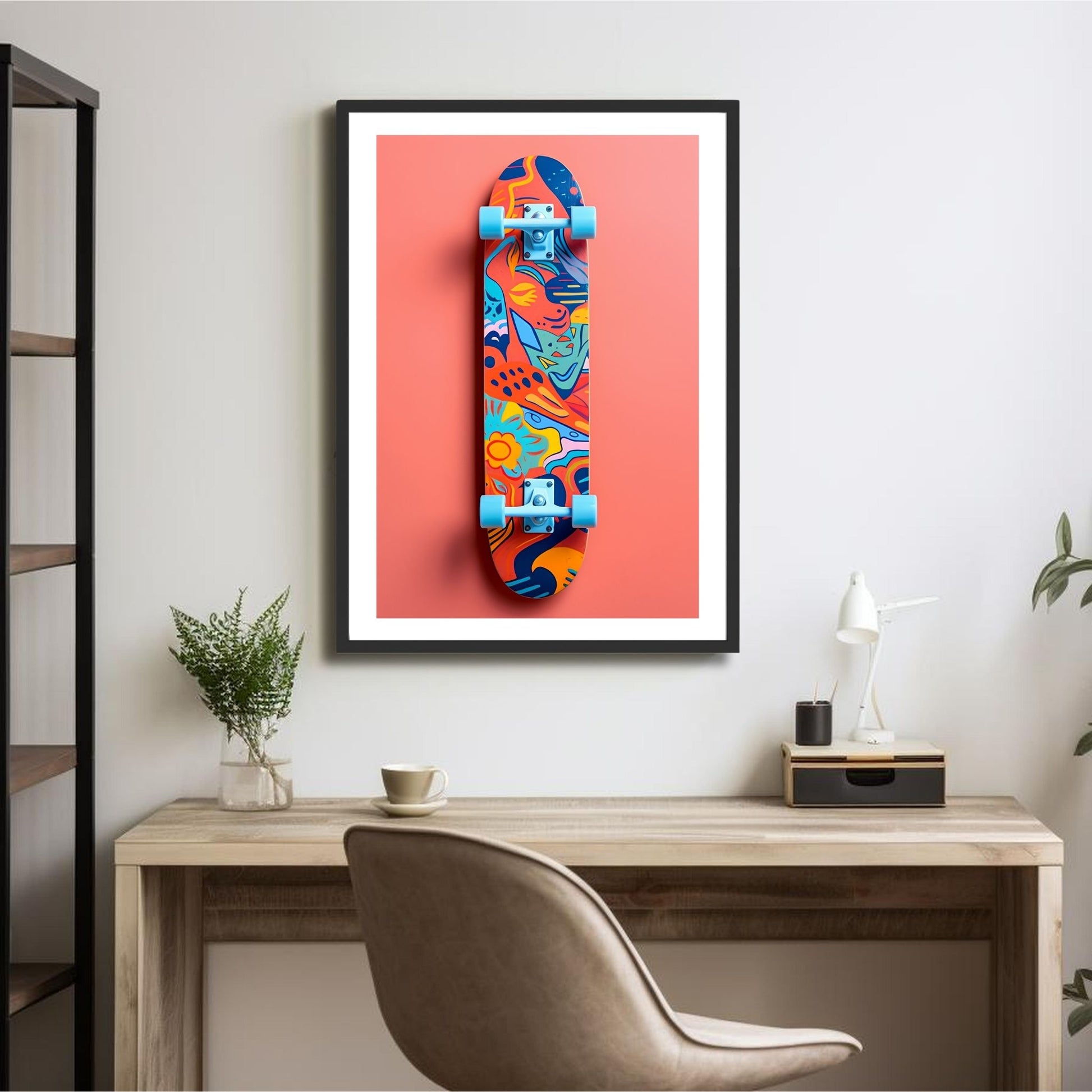 Denne stilfulle&nbsp;plakaten og lerretet bringer moderne kunst til liv med sitt grafiske design. Motivet viser et mønstret skateboard i fengslende fargetoner, mot en ren, rosa bakgrunn. Illustrasjonsfoto viser motivet som plakat i en svart ramme.