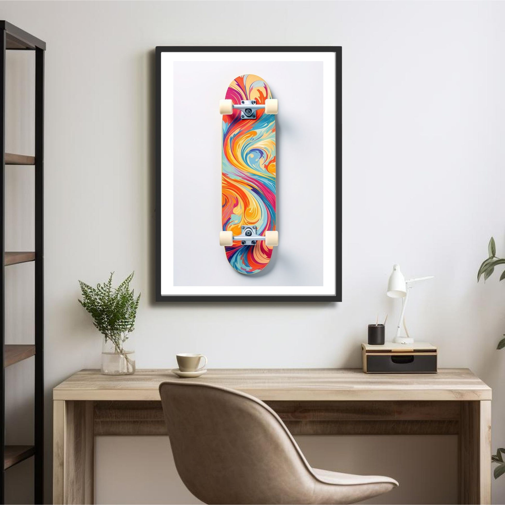 Denne stilfulle plakaten og lerretet bringer moderne kunst til liv med sitt grafiske design. Motivet viser et mønstret skateboard i fengslende fargetoner, mot en lys grå bakgrunn. Illustrasjonsfoto viser motivet som plakat i svart ramme.