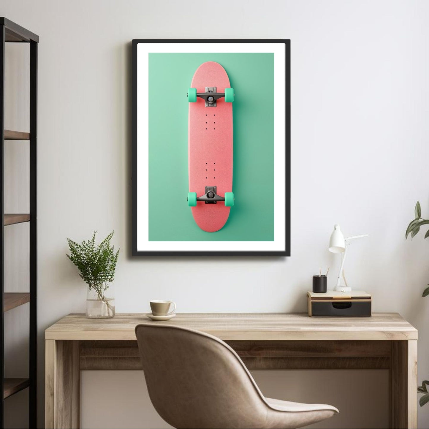 Denne stilfulle plakaten og lerretet bringer moderne kunst til liv med sitt grafiske design. Motivet viser undersiden av en rosa skateboard med grønne hjul, mot en lys grå bakgrunn. Illustrasjonsfotoet viser motivet som plakat i svart ramme.