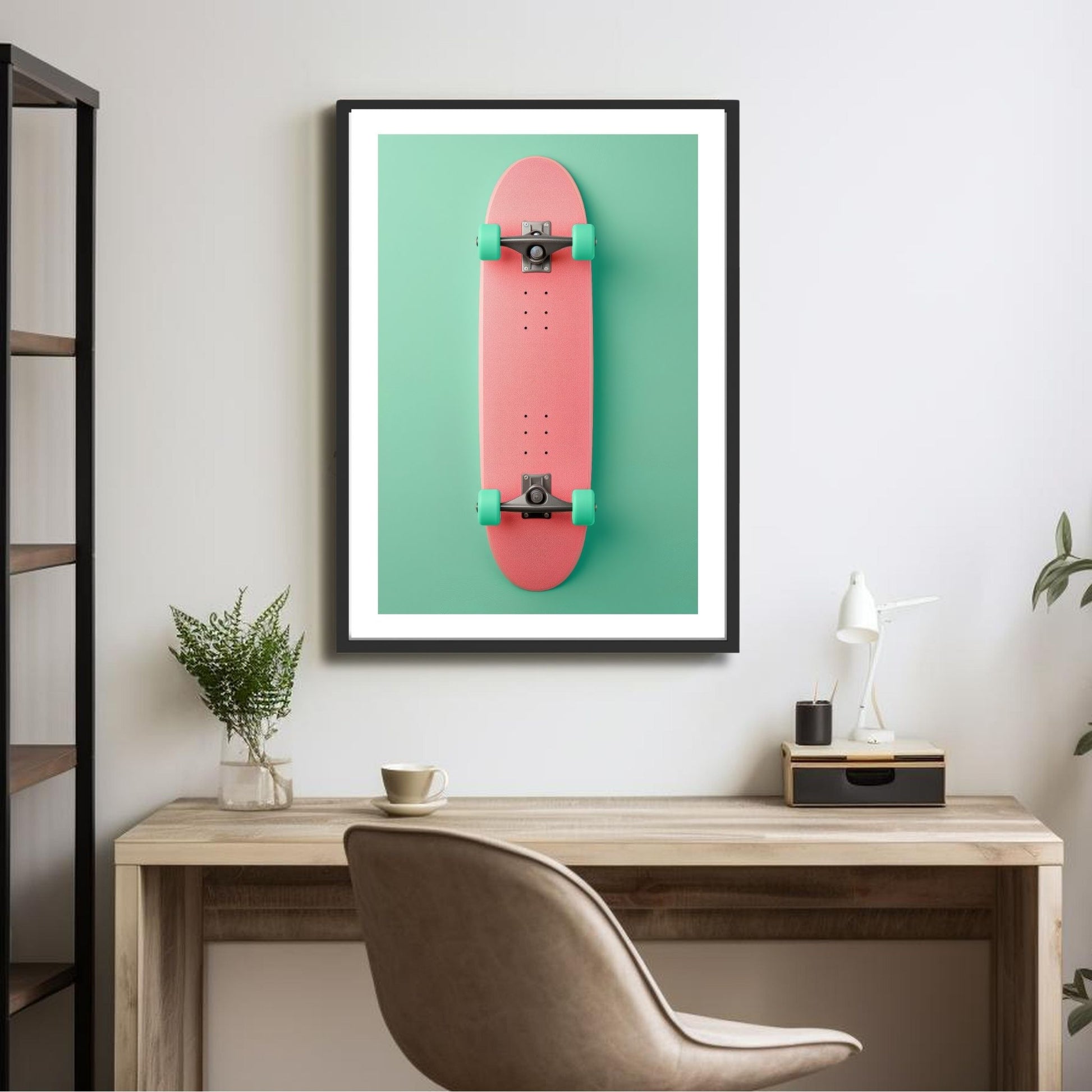 Denne stilfulle plakaten og lerretet bringer moderne kunst til liv med sitt grafiske design. Motivet viser undersiden av en rosa skateboard med grønne hjul, mot en lys grå bakgrunn. Illustrasjonsfotoet viser motivet som plakat i svart ramme.